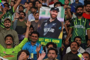 விரைவில் குணம்பெற்று வாருங்கள்..எதிரணி கேப்டனுக்காக மைதானத்தில் பதாகை ஏந்திய பாகிஸ்தான் ரசிகர்