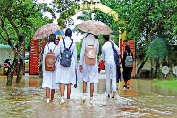 இயற்கை சீற்றத்தால் பாதிக்கப்பட்ட மாணவர்கள் ; பொதுமக்களிடம் உதவி கோரிக்கை | Affected Students Request For Help From Public