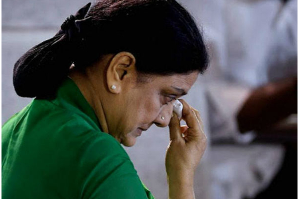 உழைப்பை சுரண்டும் ஒட்டுண்ணி,.சசிகலாவைவை கடுமையாக விமர்சித்த அதிமுக.! | Admk Sasikala Tamilnadu