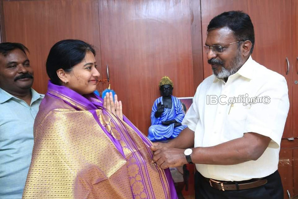 Actress Gayathri Raghuram has a surprise meeting with Thirumavalavan. Actress Gayathri Raghuram has a surprise meeting with Thirumavalavan.