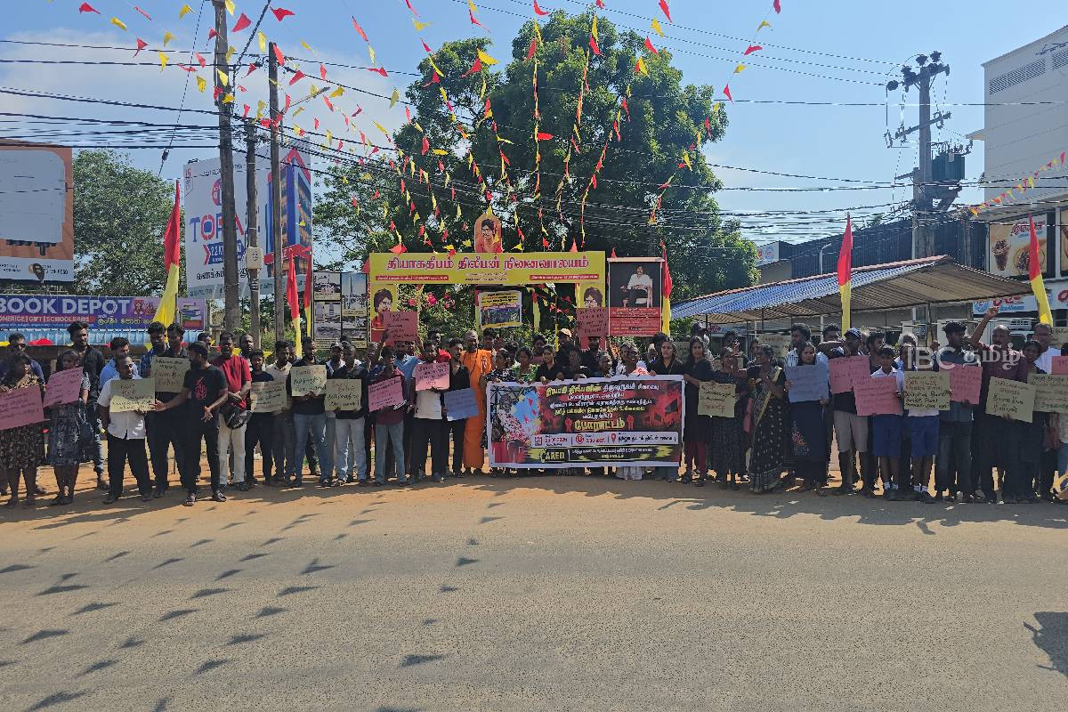 திலீபனின் சிலை அகற்றப்பட்டமைக்கு எதிர்ப்பு தெரிவித்து நல்லூரில் வெடித்தது போராட்டம் | Protest Nallur Against Removal Thileepan S Statue திலீபனின் சிலை அகற்றப்பட்டமைக்கு எதிர்ப்பு தெரிவித்து நல்லூரில் வெடித்தது போராட்டம் | Protest Nallur Against Removal Thileepan S Statue