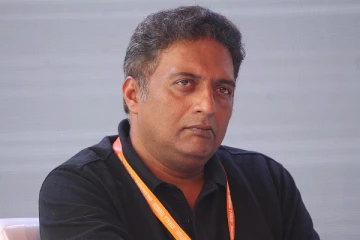 நடிகர் பிரகாஷ் ராஜின் இரண்டாவது மனைவி, மகனை பார்த்துள்ளீர்கள்.. குடும்ப புகைப்படம்