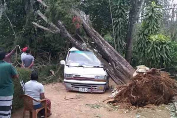 மலையகத்தை பந்தாடிய மினி சூறாவளி!(Photos)