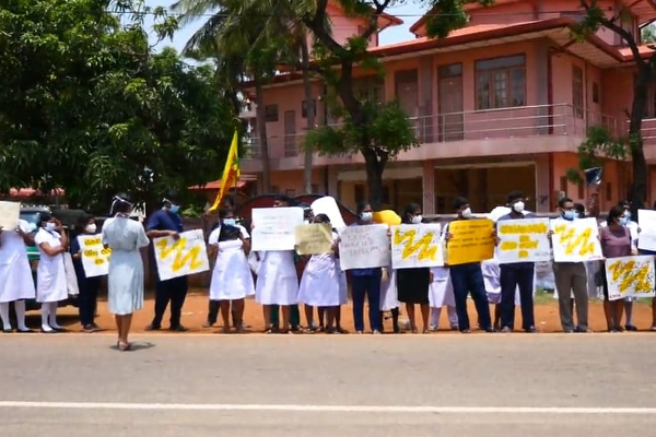 மன்னாரில் ஆர்ப்பாட்டத்தில் ஈடுபட்டுள்ள சுகாதாரத்துறையினர் (Photos) | Doctors And The Health Department Public Hospital