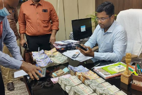 வேலூரில் வெவ்வேறு இடங்களில் பல லட்ச ரூபாய் ரொக்கம் பறிமுதல் | Seizure Several Rupees Cash Places Vellore