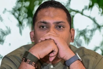 "රනිල් වික්‍රමසිංහ ලොක්කා මාර චාන්ස්කාරයා.. 68 ලක්ෂේ ගහනකොට කටාස් ගාලා සාපයක් වඳිනවා.." - හරීන්