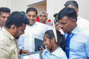 மன்னாரில் ஜனாதிபதிக்கு நினைவு சின்னம் வழங்கிய சிறுமி