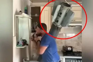 வீட்டை துளைத்து நின்ற ரஷ்ய ஏவுகணை; கண்டுகொள்ளாது முகச்சவரம்  செய்த உக்ரேனியர்!