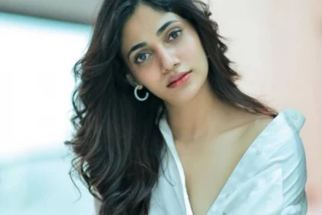 தொடைகாட்டி போஸ்!! ரம்பாவையே மிஞ்சும் பிக்பாஸ் நடிகை லாஸ்லியா..