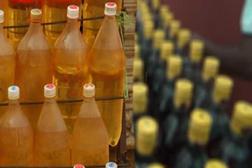 ஐந்து போத்தல் சாராயத்திற்கு பதில் ஐந்து லீற்றர் பெட்ரோல்  -இது இலங்கையில்