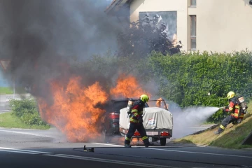 தீ கோளமாக மாறிய கார்... நூலிழையில் தப்பிய குடும்பம்