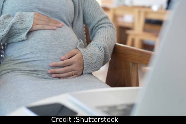 பிரசவ விடுப்பு தொடர்பில் விரைவில் சுவிஸ் பெற்றோர் சிலருக்கு நல்ல செய்தி? | Swiss Parents May Get Extended Parental Leave