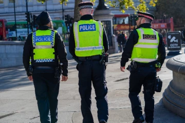 இலங்கையில் சர்ச்சைக்குரிய நபர் மனைவியுடன் பிரித்தானியாவிற்கு தப்பி ஓட்டம்!