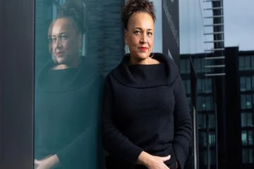 கட்டிடக்கலைக்கான ராயல் தங்கப்பதக்கம் வென்ற முதல் ஆப்பிரிக்கப் பெண்