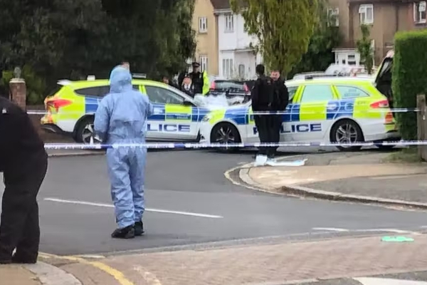 லண்டனில் ஒருவர் படுகொலை; சந்தேகத்தின் பேரில் 10 பேர் கைது! | One Murdered In London 10 People Arrested