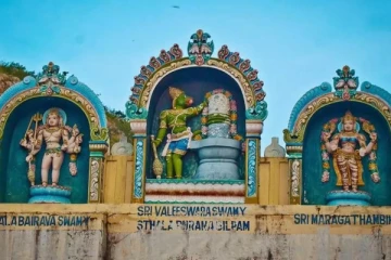 சரிந்த நிலையில் காட்சி கொடுக்கும் சிவபெருமான்