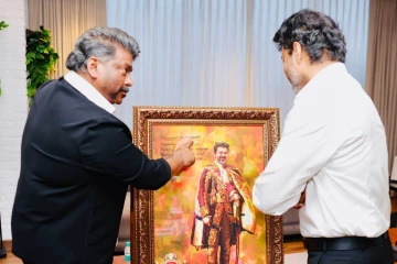 அங்க என்ன எழுதிருக்கு.. முதல்வர் விஜய்க்கு பார்த்திபன் கொடுத்த கிப்ட்