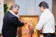 அங்க என்ன எழுதிருக்கு.. முதல்வர் விஜய்க்கு பார்த்திபன் கொடுத்த கிப்ட்