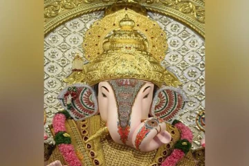 விநாயகருக்கு 10 கிலோ தங்க கிரீடத்தை காணிக்கையாக கொடுத்த நபர்... எங்கு தெரியுமா?