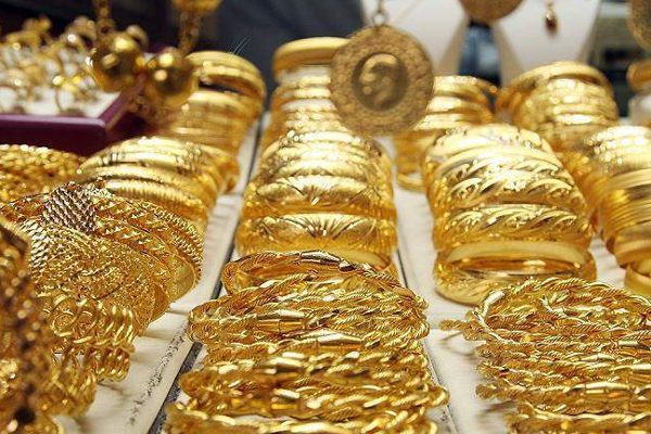 தங்க நகைகளை  பீரோவில் பூட்டி வைத்து பாதுகாப்பவரா?... இனி இந்த பிழையை செய்யாதீர்கள்! | Maintenance And Protection Of Gold Jewelry