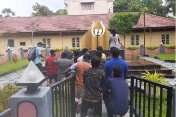 அச்சுறுத்தல்களுக்கு மத்தியிலும் மாவீரர் வாரத்தை முன்னிட்டு யாழ்.பல்கலைகழகத்தில் மலரஞ்சலி!