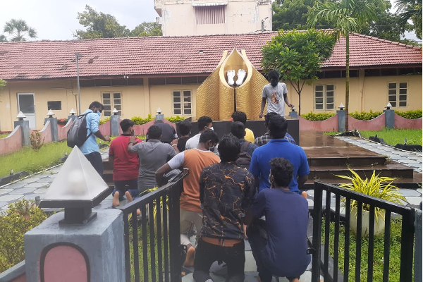 அச்சுறுத்தல்களுக்கு மத்தியிலும் மாவீரர் வாரத்தை முன்னிட்டு யாழ்.பல்கலைகழகத்தில் மலரஞ்சலி! - ஐபிசி தமிழ்