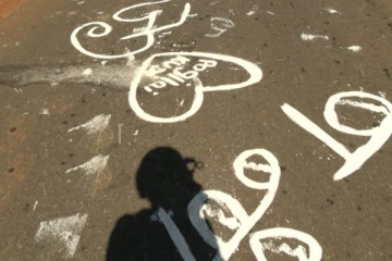 யாழில் வீதியை அசுத்தப்படுத்திய காதலர்கள்