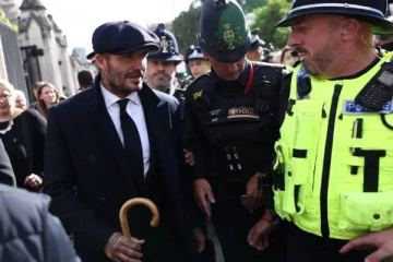 பிரித்தானிய ராணிக்கு அஞ்சலி செலுத்த நீண்ட நேரம் வரிசையில் காத்திருந்த பிரபல கால்பந்து வீரர்!