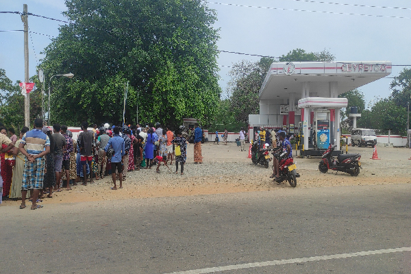 முல்லைத்தீவில் மண்ணெண்ணெய் விநியோகம்(Photo) | Distribution Of Kerosene In Mullaitivu