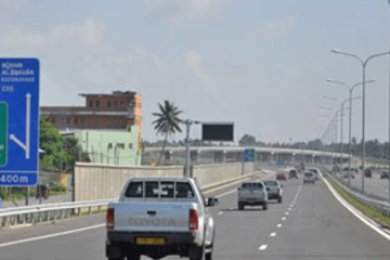 අධිවේගයේ යන රියදුරන්ට පොලිසියෙන් විශේෂ දැනුම් දීමක්