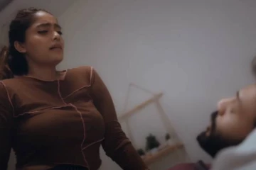 படுக்கையறை காட்சியில் பிக்பாஸ் அபிராமி!.. தீயாய் பரவும் வீடியோ..இதோ