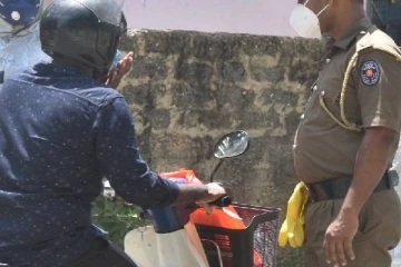 யாழில் பகற்கொள்ளையில் தமிழ் பொலிஸார்!