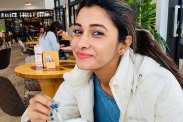 diamonds-ல் புறளும் நடிகை பிரியா பவானி சங்கர்.. இத்தனை கோடியில் நெக்லெஸ் விளம்பரம்