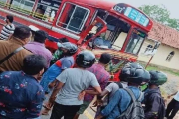 அரச பேருந்தின் சில்லில் சிக்கி பரிதாபமாக உயிரிழந்த தாயும் - மகனும்!
