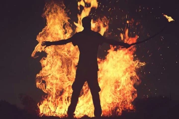 පාර අයිනේ නිදා සිටි යාචකයෙකුට පෙට‍්‍රල් දමා ගිනිතබා මරා දමයි..