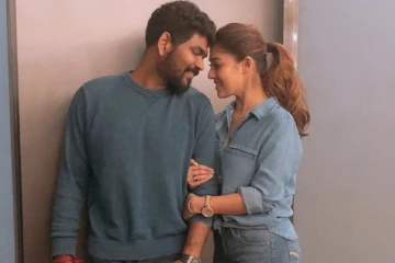 கையில் சர்வதேச விருதுடன் நயன்தாரா - விக்னேஷ் சிவன் ஜோடி! வெளியான லேட்டஸ்ட் புகைப்படம்