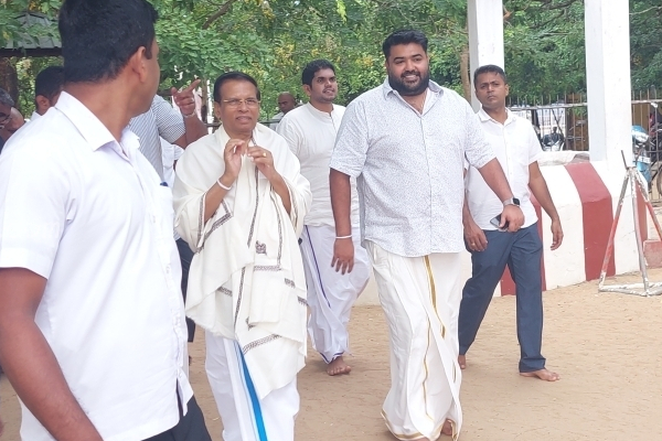நல்லூர் கந்தன் ஆலயத்தில் முன்னாள் ஜனாதிபதி மைத்திரி மனமுருகி வழிபாடு!(Photos) | Maithiripala Worship At Nallur Kandan Temple