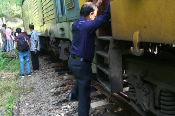 கண்டியில் தடம் புரண்டது மெனிகே தொடருந்து - மலையக மார்க்க போக்குவரத்து பாதிப்பு | Train Accident Traffic Jam