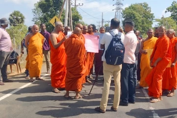 விகாரை கட்டுமானத்தை இடைநிறுத்திய கிழக்கு ஆளுநர் - போராட்டத்தில் குதித்த பௌத்த பிக்குகள் (காணொளி)