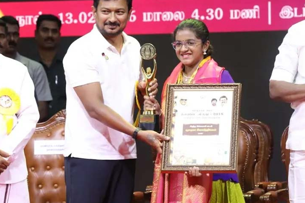 அப்பாவிற்கு போட்டியாக சிவகார்த்திகேயன் மகள் வாங்கிய விருது... வைரலாகும் புகைப்படம் | Sivakarthikeyan Daughter Received Awards
