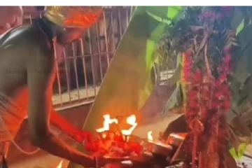 அம்மனுக்கு கேக் வெட்டி பிறந்தநாள் கொண்டாடிய பக்தர்கள்..!!