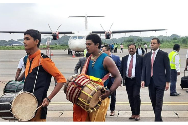 யாழ்ப்பாணத்தில் கேக் வெட்டி கொண்டாட்டம்!(Video) | Chennai Jaffna Flight Pilots Celebrated