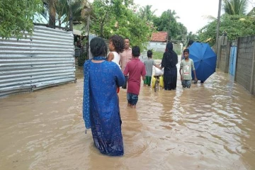தொடர்ச்சியாக பெய்துவரும் கடும் மழை... வெள்ளத்தில் மூழ்கிய புத்தளம்!