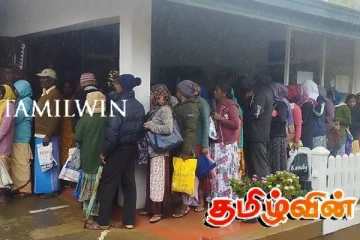 அரசாங்கத்தின் உதவி திட்டம்! கொட்டும் மழையிலும் குவிந்த மக்கள்