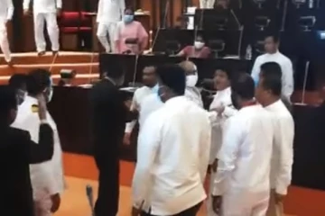 ஆளும் கட்சி எம்.பியை தாக்க முயற்சித்த ஐ.மக்கள் சக்தி எம்.பி - இலங்கை நாடாளுமன்றத்தில் ஏற்பட்ட அமளி (VIDEO)