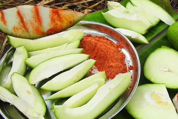 தோலுடன் இந்த பழங்களை சாப்பிட்டால் புற்றுநோய் அலண்டு ஓடிடும்! | Fruit Peels That Are Safe To Eat In Tamil