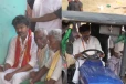 தேநீர் அருந்தியபடியும், ட்ராக்டர் ஓட்டியும் வாக்கு சேகரித்த முதல்வர் விஜய்