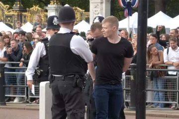 இங்கிலாந்து மன்னர் சார்லசின் காரை நோக்கி ஓடிய நபரால் பரபரப்பு!