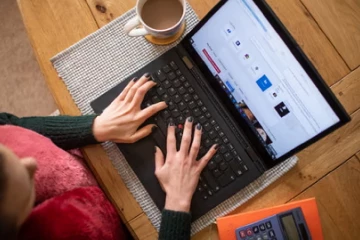 ආයේ රජයේ සේවයත් Work from home කරයි - සතියට දවස් තුනක් නිවාඩු - ඉන්ධන අරබුදය නිසා අලුත් සැලැස්මක්