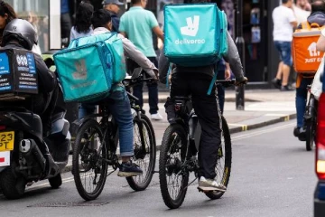 பிரித்தானியாவில் சட்டவிரோத உணவு விநியோக நபர்கள் கொத்தாக கைது